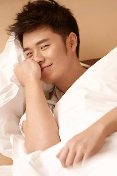 多年过去,陈赫的事业却步入了高峰期,电影综艺全面开花,他的笑容在