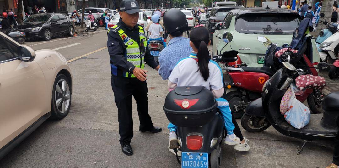 琼海公安交警开启"护学"模式 护航学生平安路_周边_校园_警方