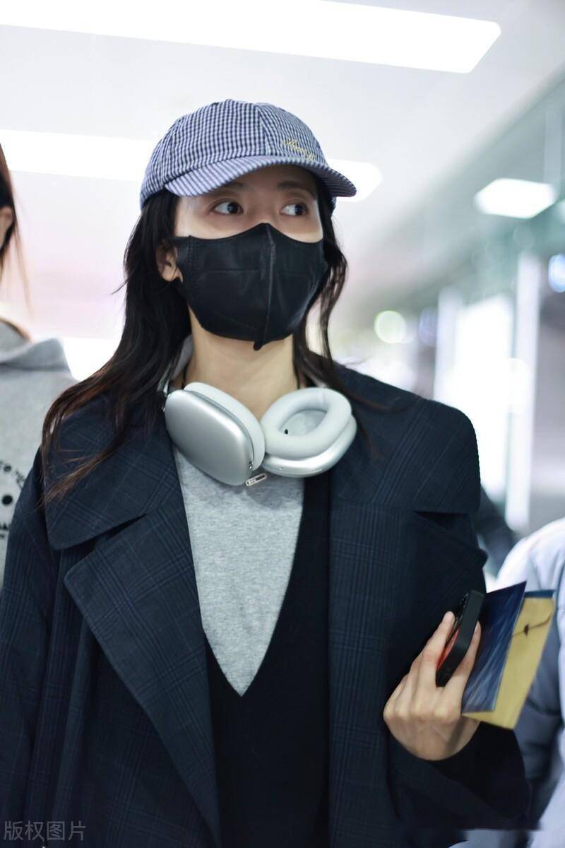 周雨彤上海到达,黑色风衣潇洒利落_机场