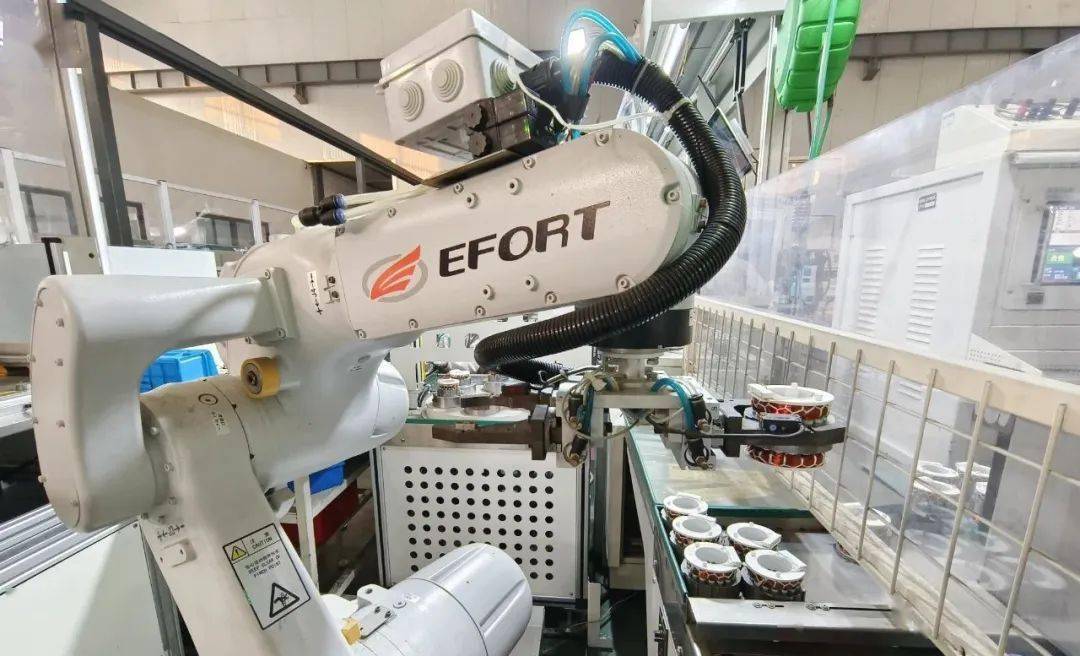 我们上了一些高科技的设备,例如激光,机器人,机械手来保障生产效率