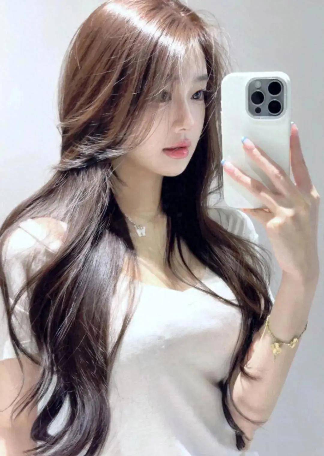 小雅26岁,长相美丽,身材苗条,却在家里过着"啃老"的生活.