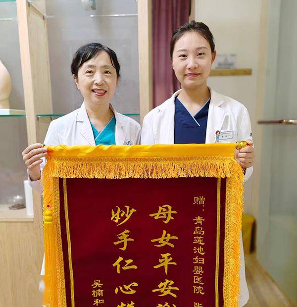 宝爸代替宝妈和全家为产科张莹主任,李雪静,郜天娇医生及助产士徐亚楠