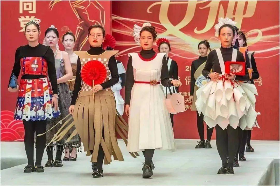 职业或时尚或民族或传统等不同服装风格和队形造型的变化彰显女性的美