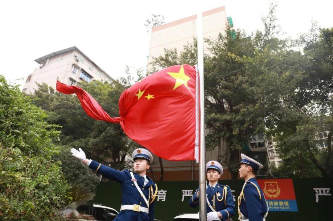 内江消防举行升旗仪式暨队容风纪检查_全体人员_国旗_背景