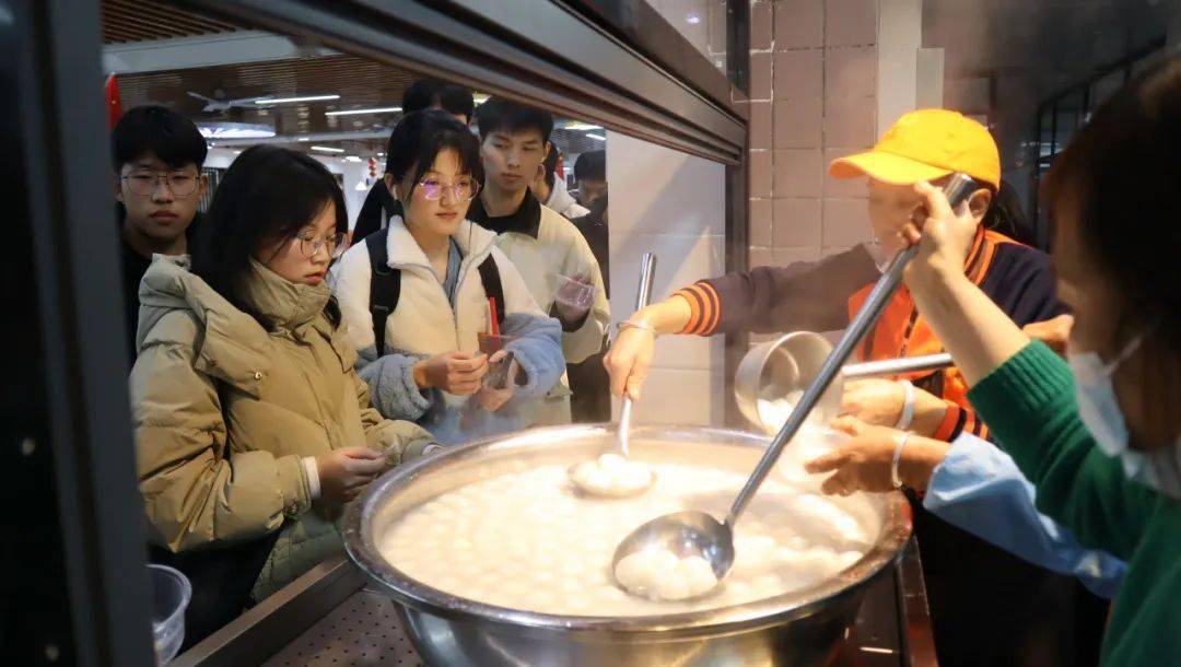 每一个努力坚持的你让每一个努力的脚步都坚定向前探索食堂炊烟袅袅