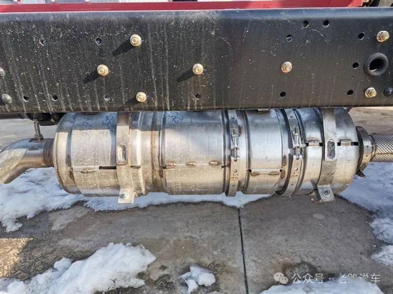 尾气后处理装置前桥来自汉德,减震钢板3片,全车使用玲珑ets200 295/60