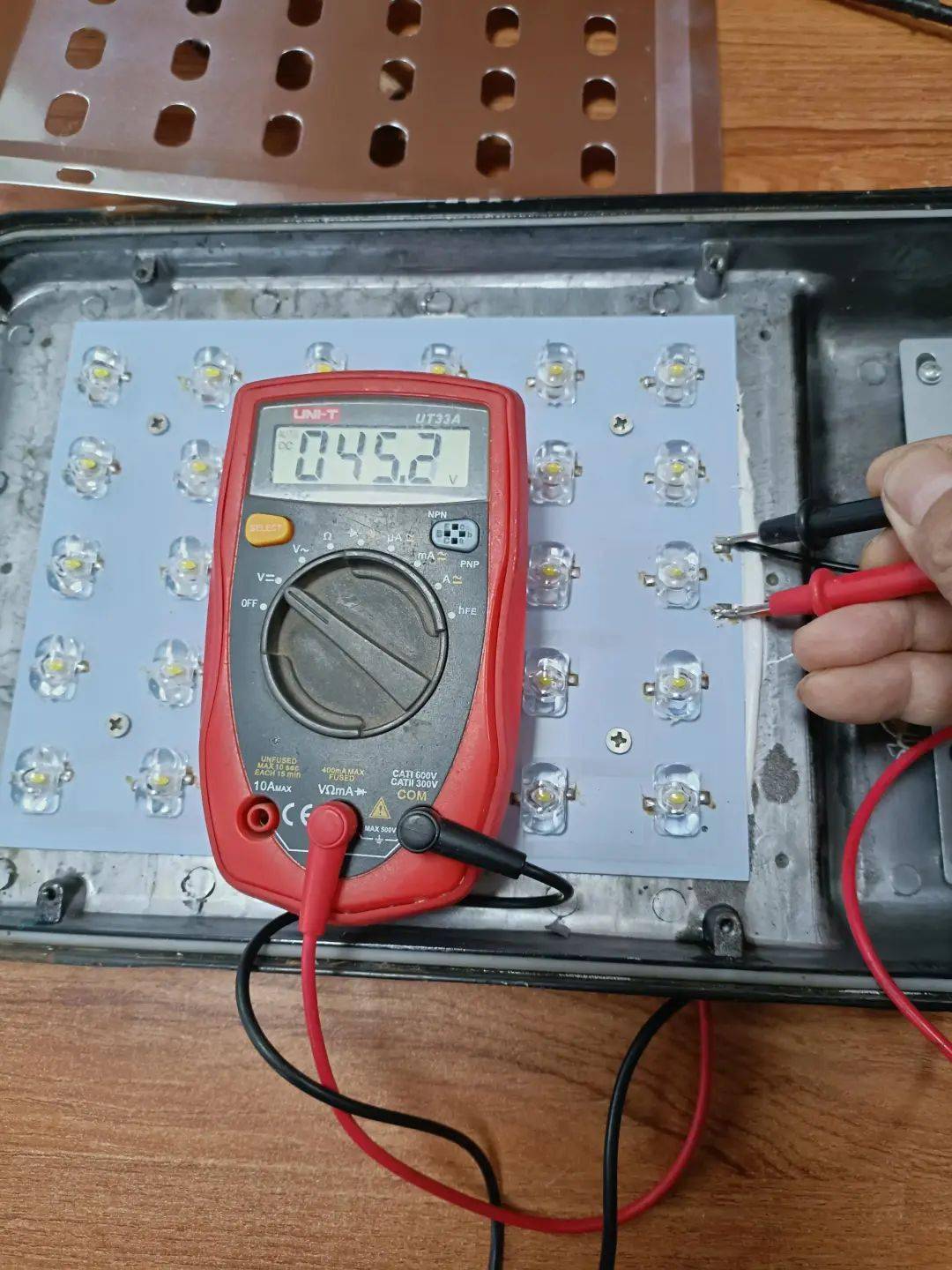 分享led灯的修理思路,不要不亮了就以为全坏了!_驱动_万用表_路灯