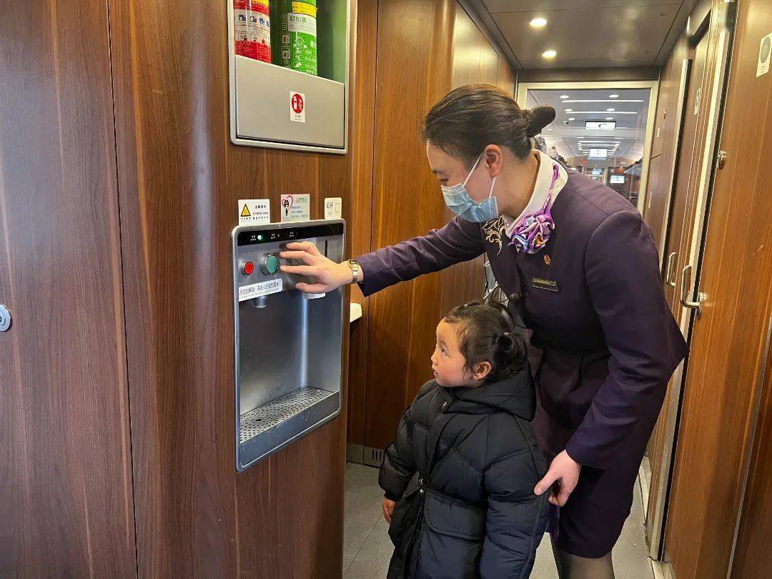 提前掌握旅客乘降信息,在重点车厢维护好车门口秩序,提供咨询,引导