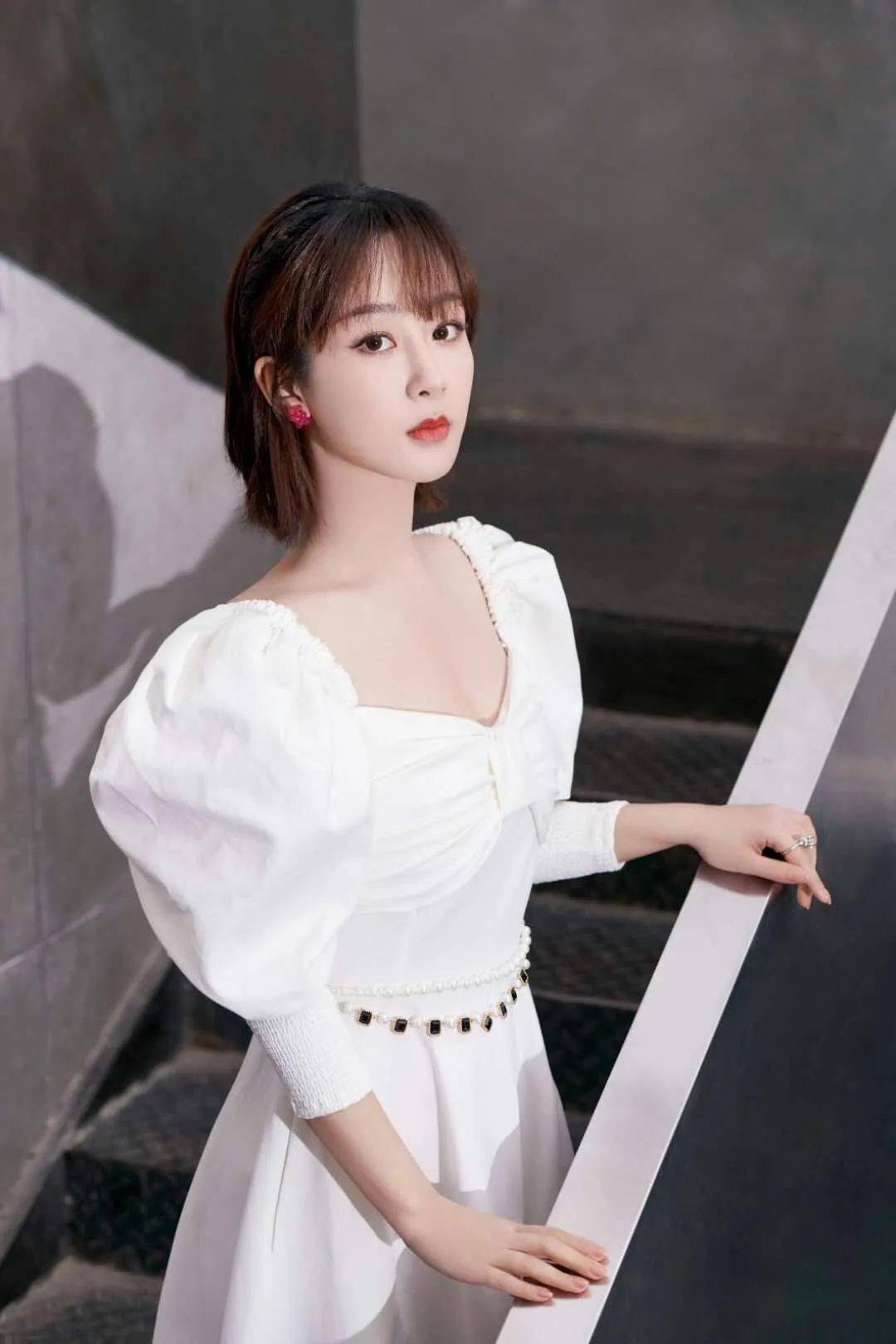 杨紫一改往日形象,白色连衣裙演绎清纯甜美,"小猴紫"气质真好