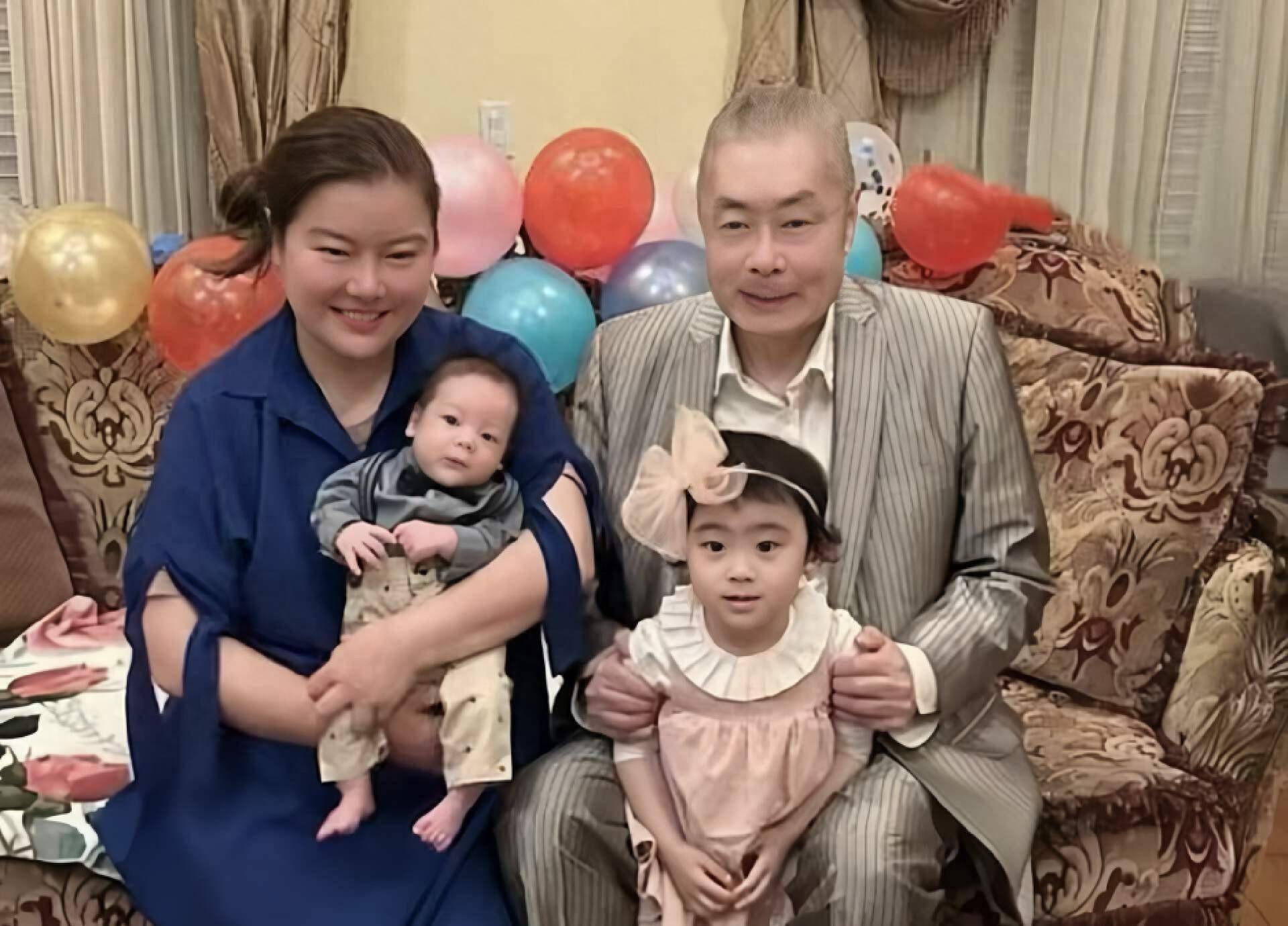 85岁钢琴大师刘诗昆，接3岁女儿放学满脸父爱，被误以为是爷孙俩封面图
