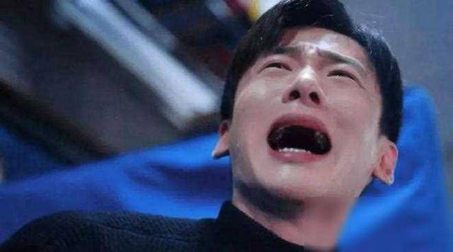 面对师傅倒在血泊中的场景,他没有选择用夸张的表情或歇斯底里的哭喊