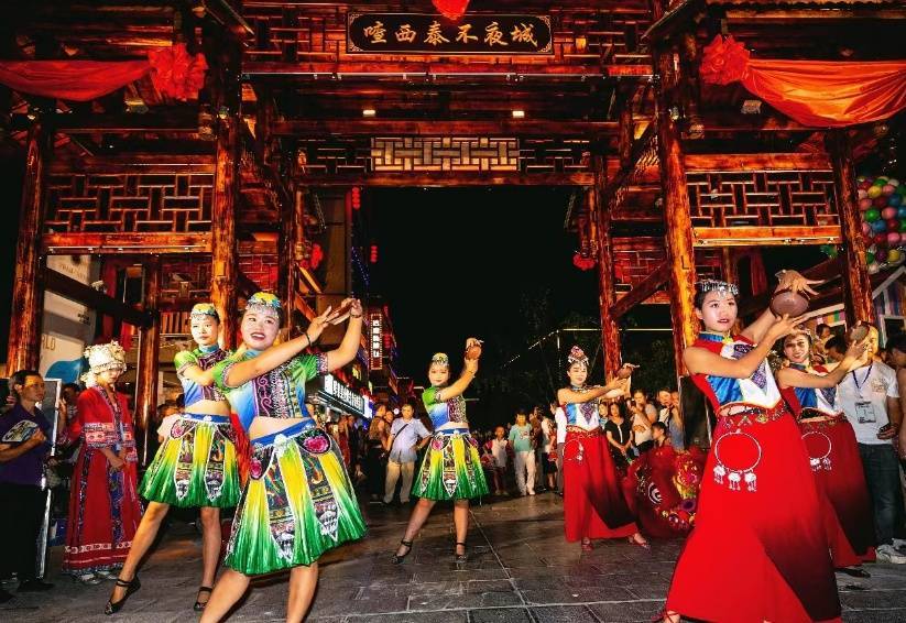 一首迎客歌一曲摆手舞,一场地龙灯既代表了土家儿女迎接客人的最高