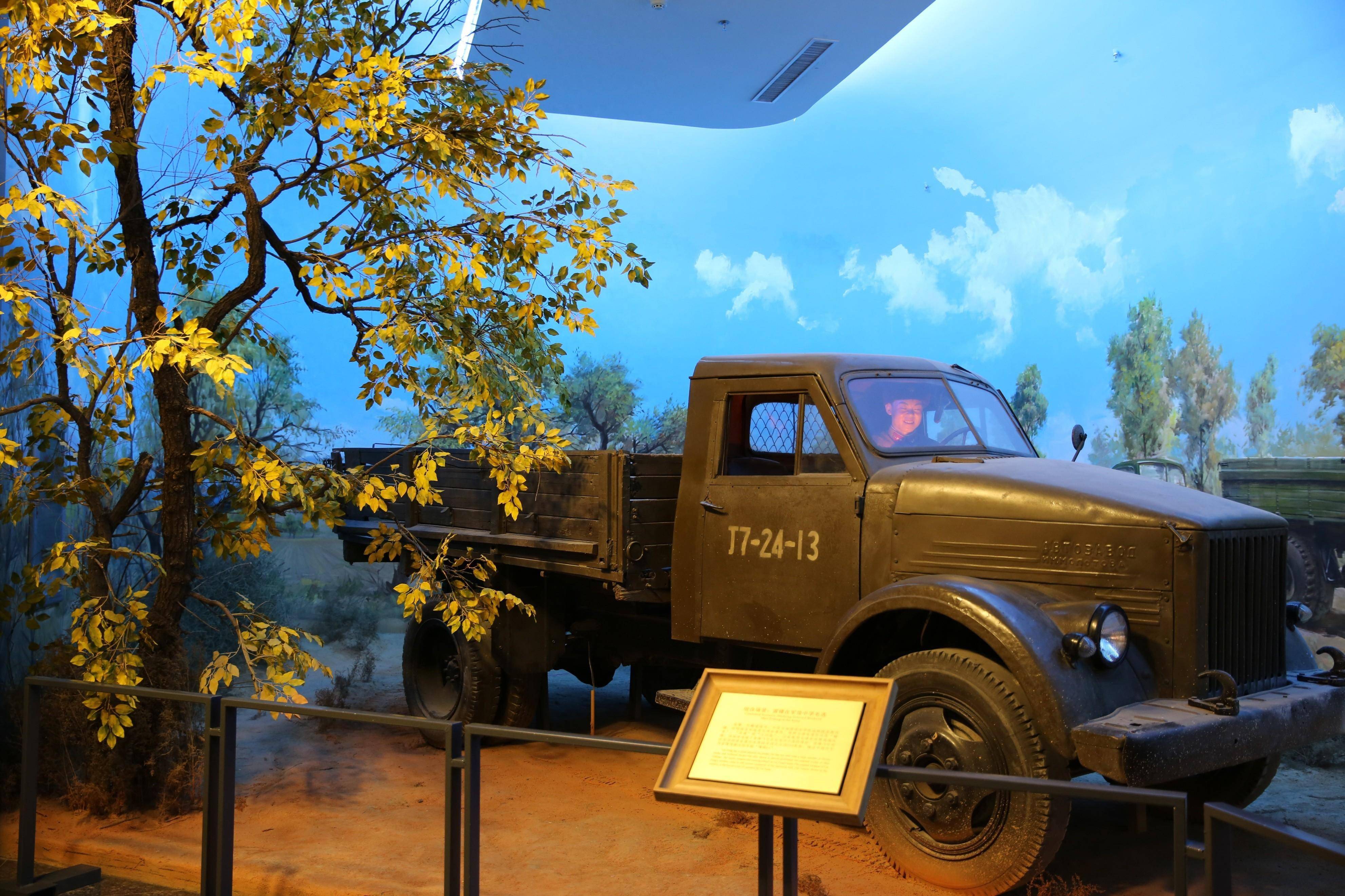 中有一件展品十分引人注目,它就是雷锋曾经驾驶过的苏联嘎斯51型卡车