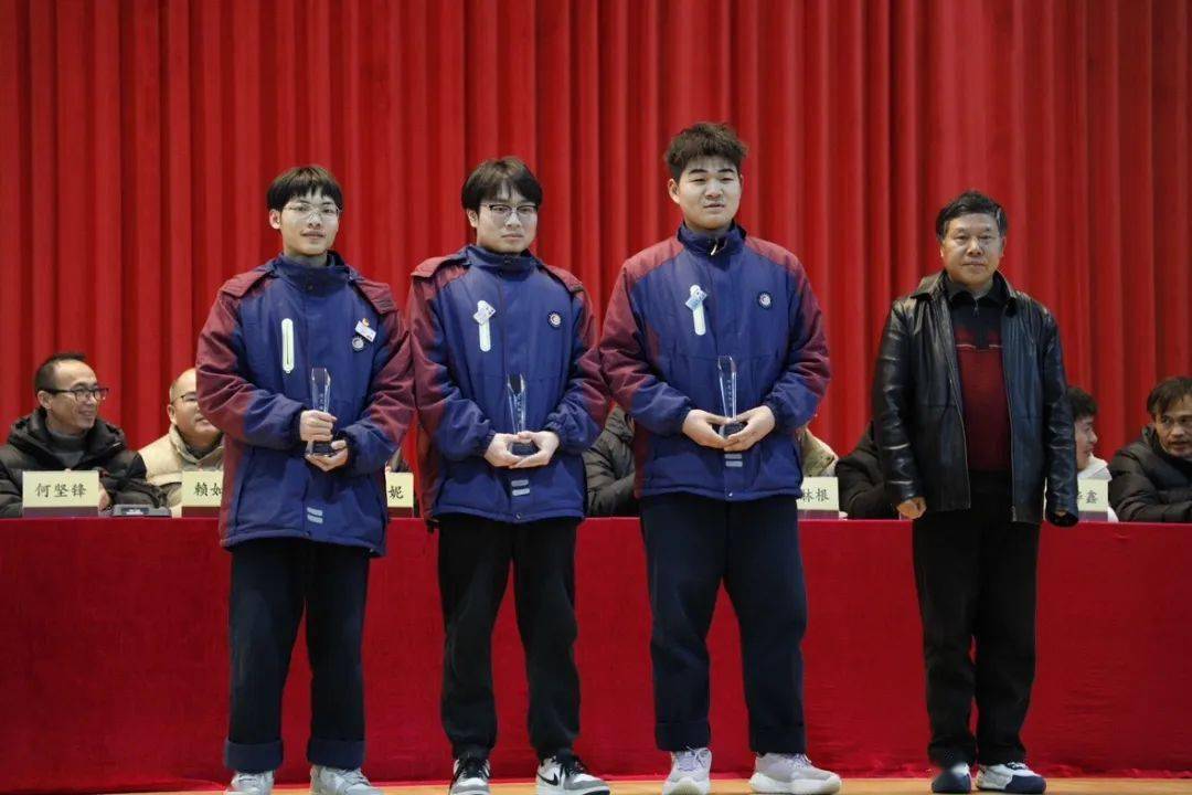 223何鹏涛,工业232竺宇森获得银奖希望同学们向榜样学习,坚定理想信念