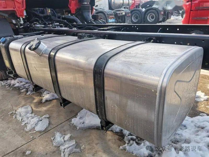 车架中间的储气筒尾气后处理装置前桥来自汉德,减震钢板3片,全车使用