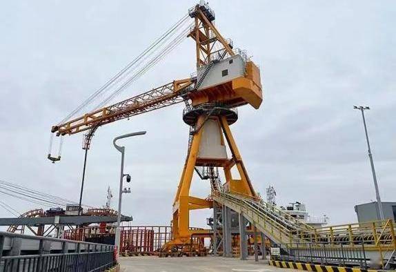 装船时搭配栈桥,导缆架,牵引机,臂架等一系列输缆装置,通过码头上的吊