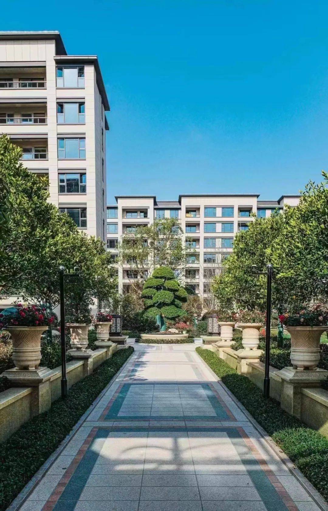 精筑湖景洋房佳运·汇龙府位于金山新城核心板块,在汇龙湖公园内