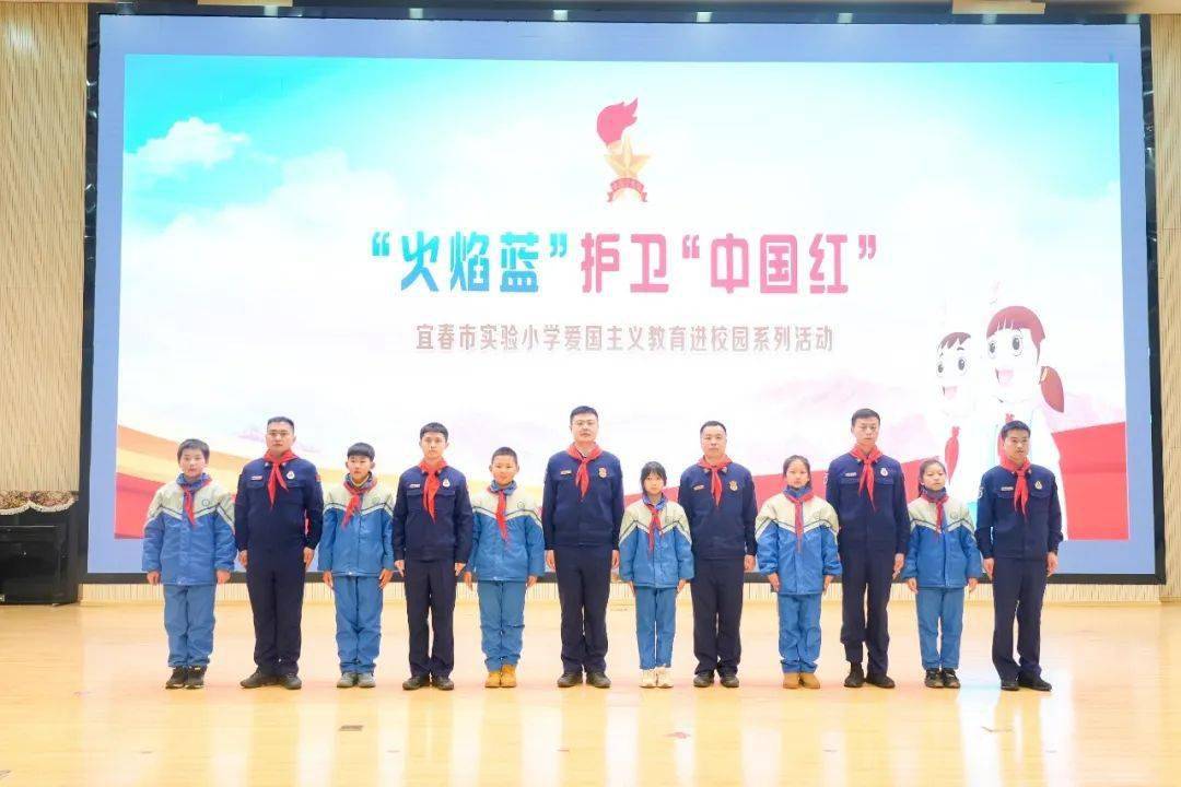 刘校长颁发2024年宜春市实验小学校外少先队辅导员聘书.