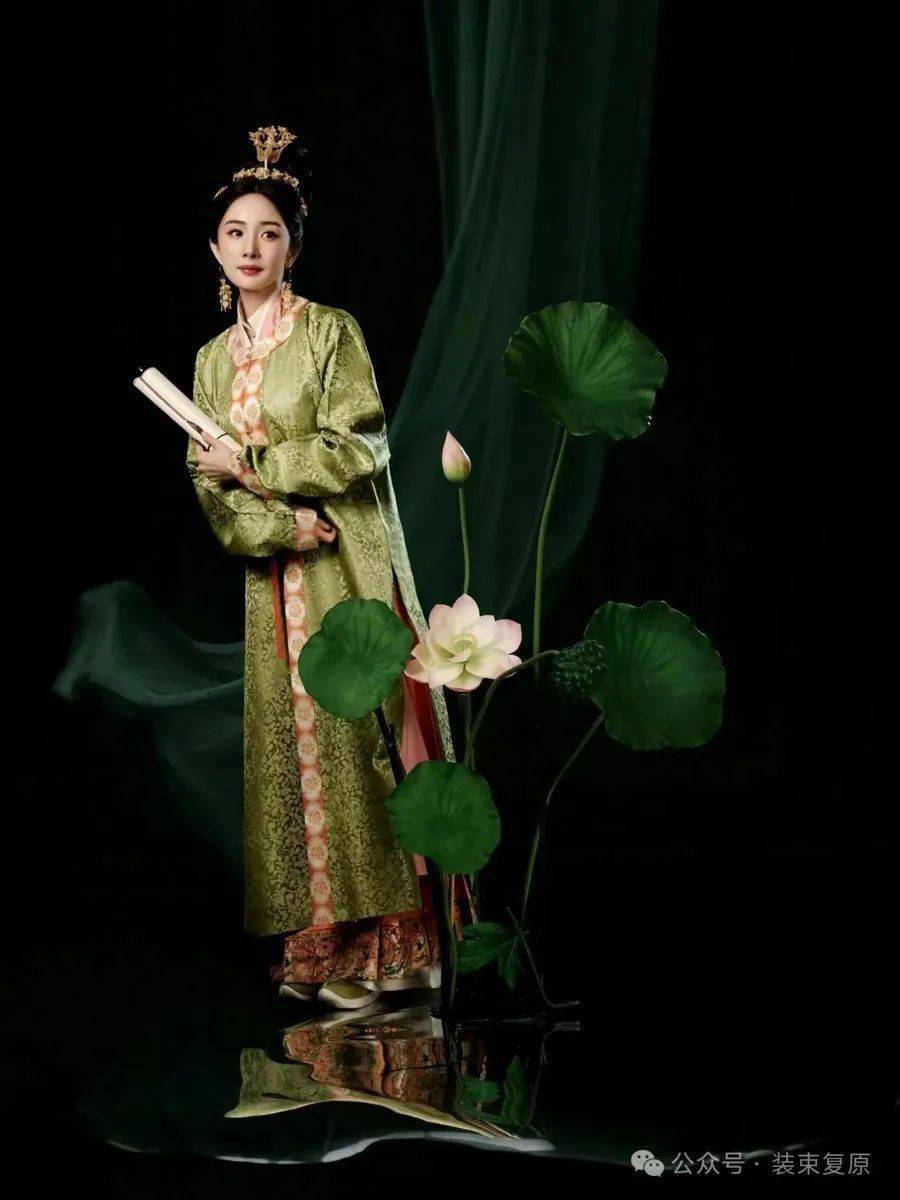 节后上班第一天,中国装束复原团队负责美术工作的胡晓一直忙到23时