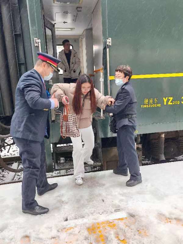 2月21日,普降大雪气温骤降,宁波二队洛宁2组担当的k165次列车停靠在