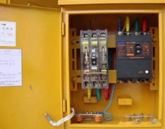 0kw以下:内设kdm1或dz20(20-40a,380v)透明塑壳断路器为控制开关,配置