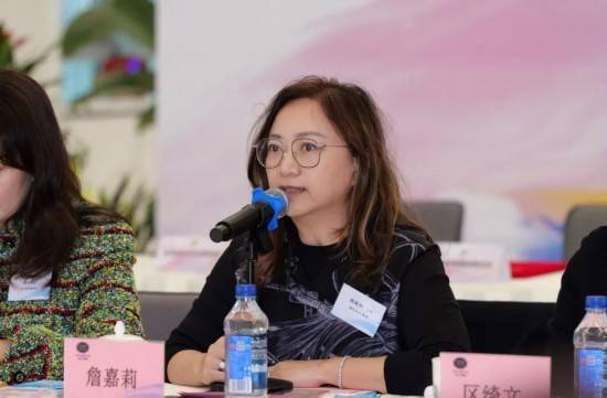 刘昕副部长代表深圳市委统战部,深圳市侨办,深圳市侨联对70多位来自