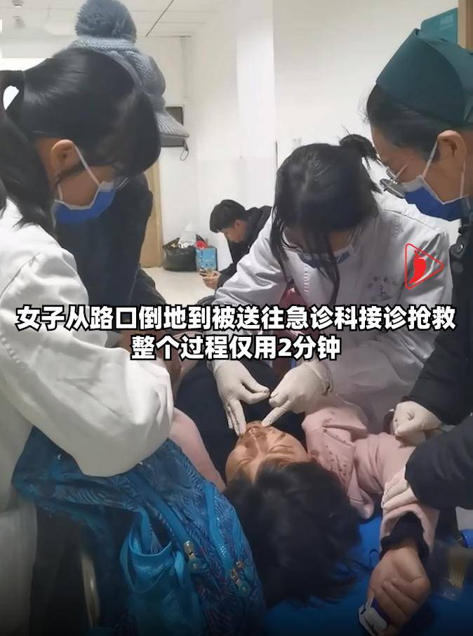 抢救女子除颤图片