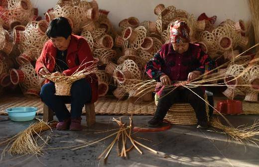 或用柳条……人们就地取材,这就是编结工艺的原理,组建起一个花样百出