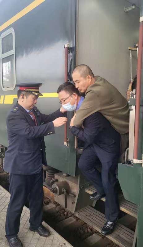 乘坐过普速列车硬卧车厢的旅客们都知道,硬卧车厢两头各有一个端门,供