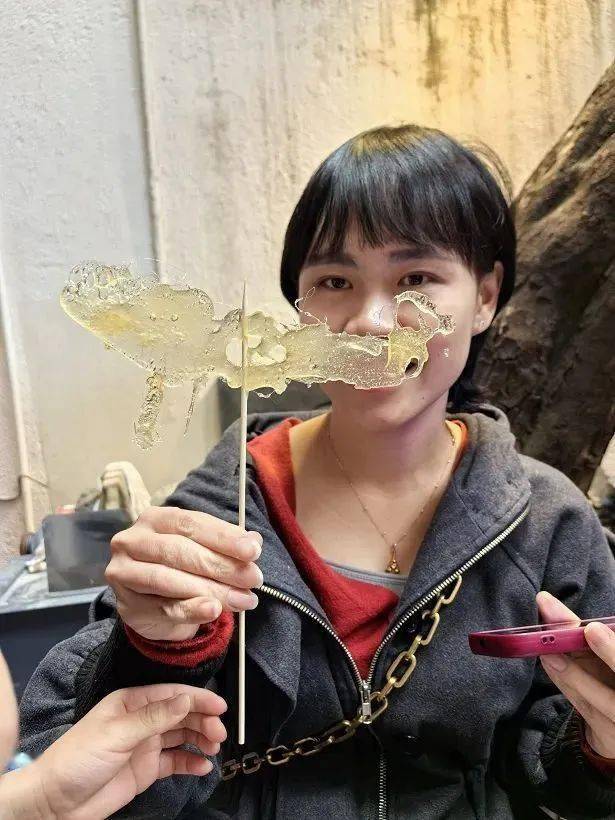 妇女们展示糖画作品【项目简介】"南粤巧手工坊"非遗手作助推社区妇女