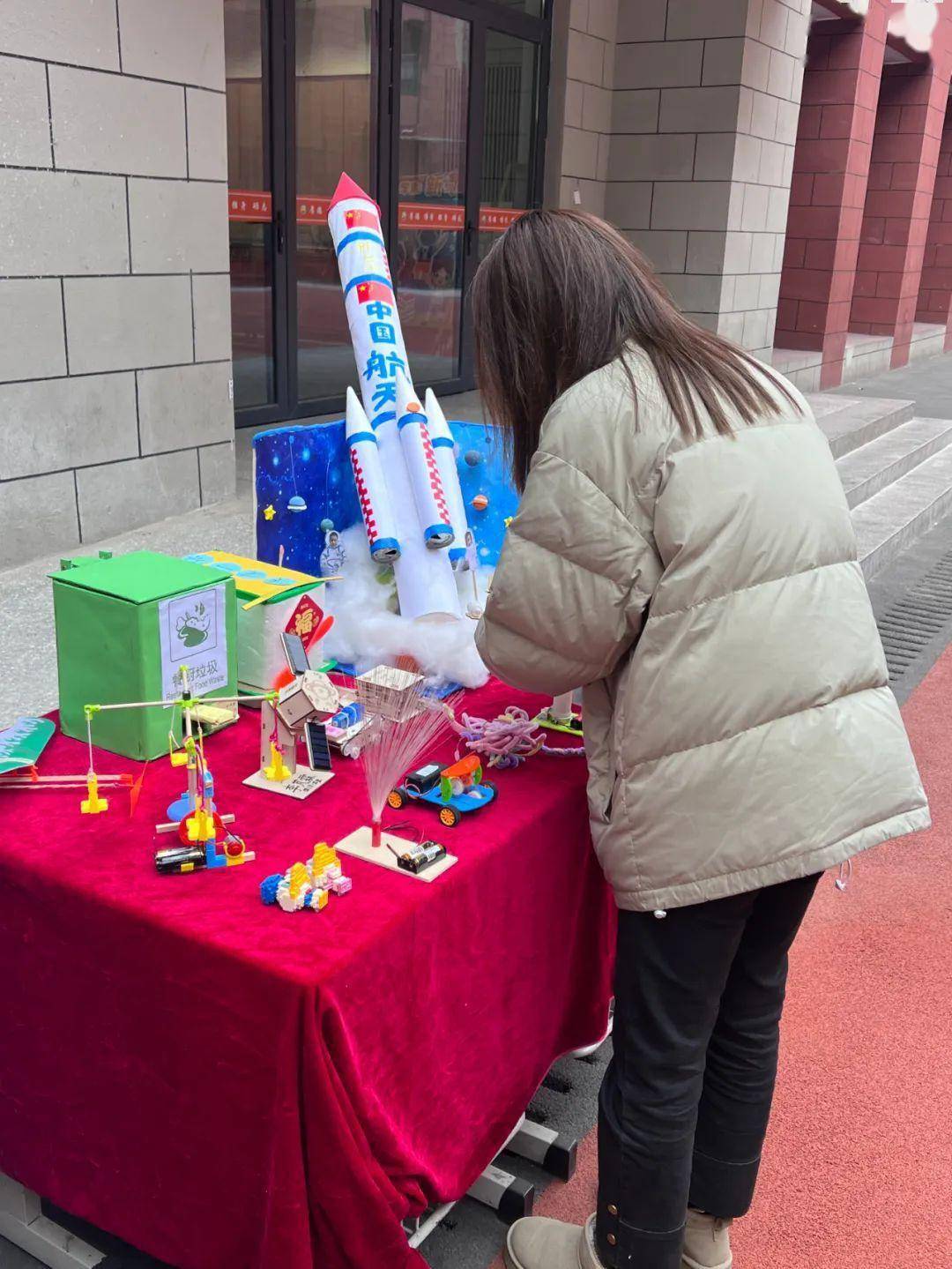 未央区西航二校举行"科普科学知识"小报与科技制作展_生活_作品_创新