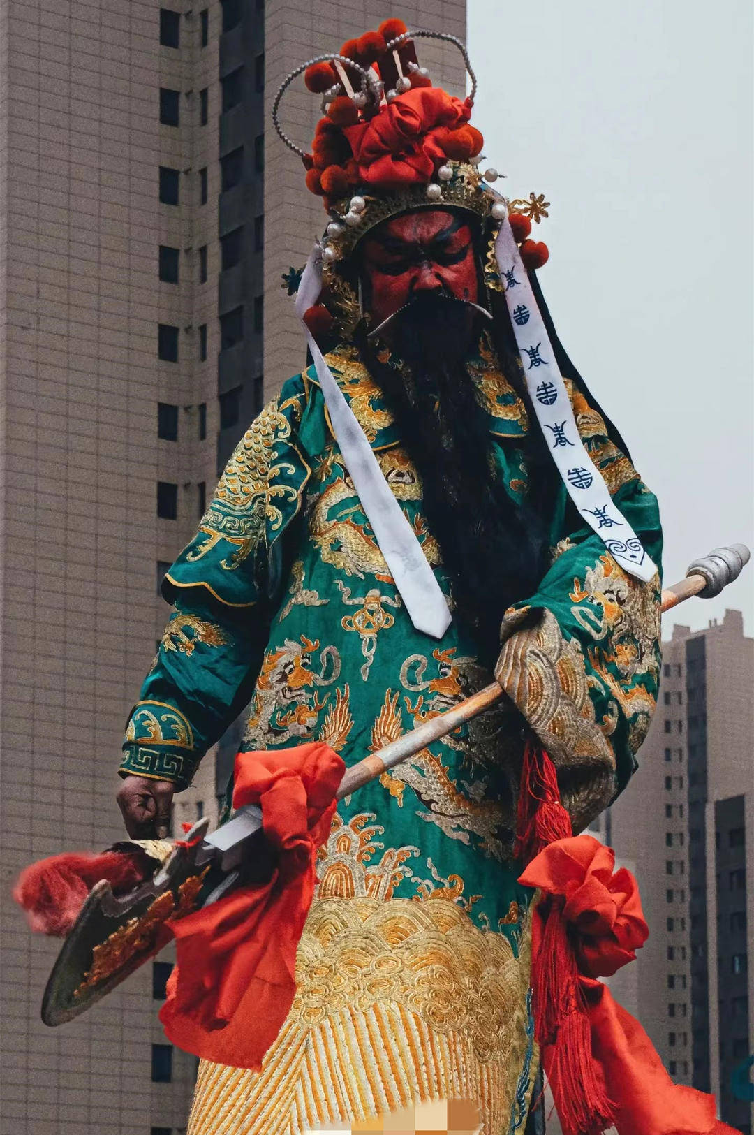 今年春节,甘肃永登县牛站村的段国林饰演"醉关公"时,由于形态逼真