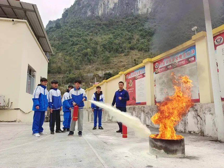 当天,在凤山县高级中学凤山县消防救援大队向五个小伙颁发"优秀消防