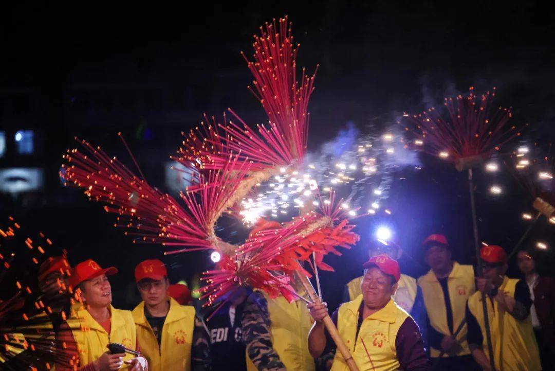 元宵节晚上,村民舞着草龙到山上祖坟旁请香,将龙的全身播满香火,下山