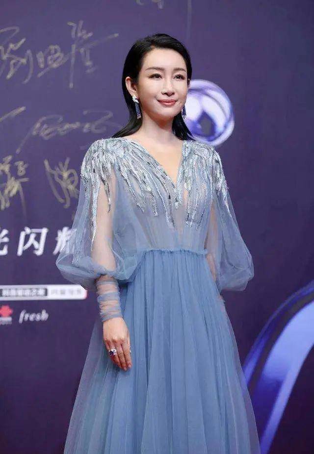 2,秦海璐身高165cm,身材看上去是那种发育完成的女性身材.