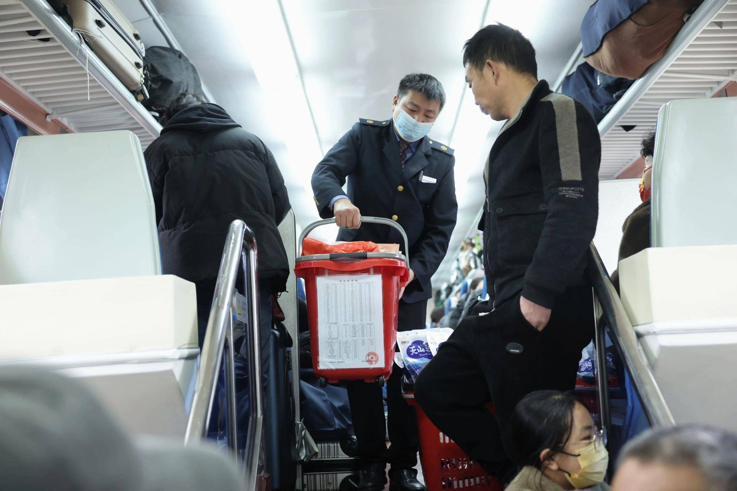 "啤酒饮料矿泉水,花生瓜子八宝粥……",熟悉的车厢叫卖声响起,旅客