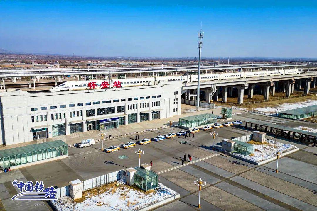 网友:动车组竟然从房顶驶过!_怀安_设备_车站