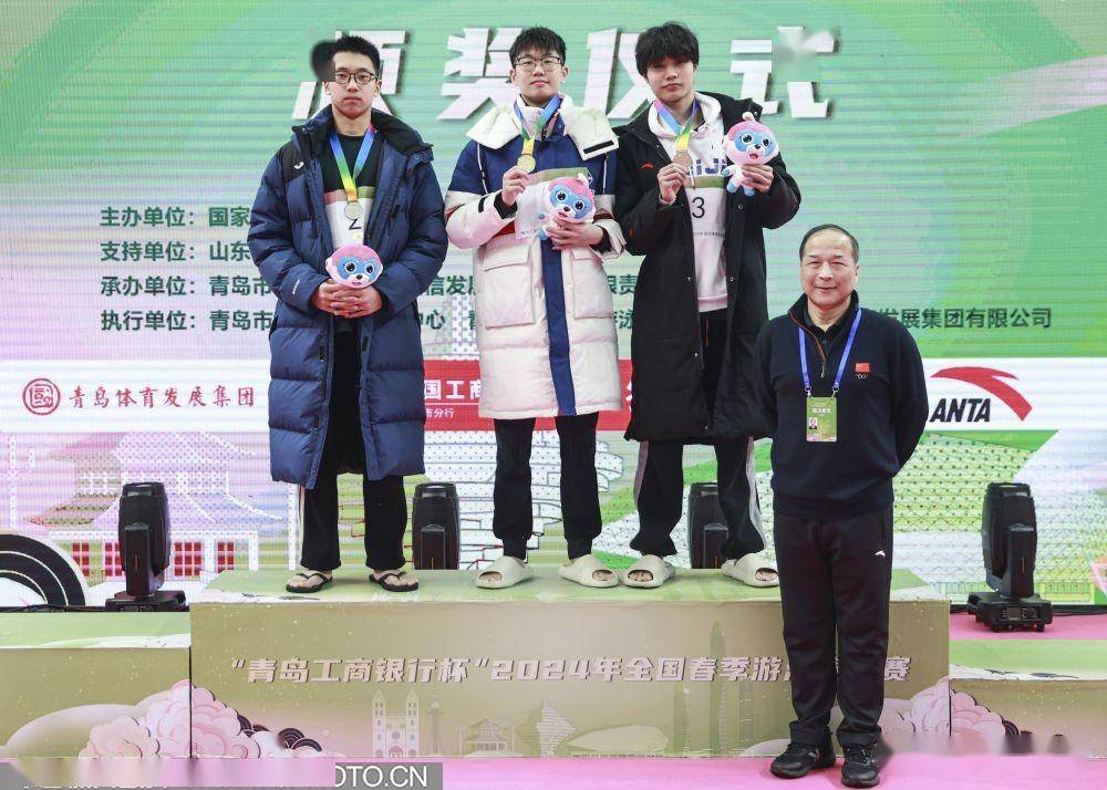 冠军赵一朴(中),亚军陆嘉豪(左),季军李子龙在男子400米自由泳颁奖