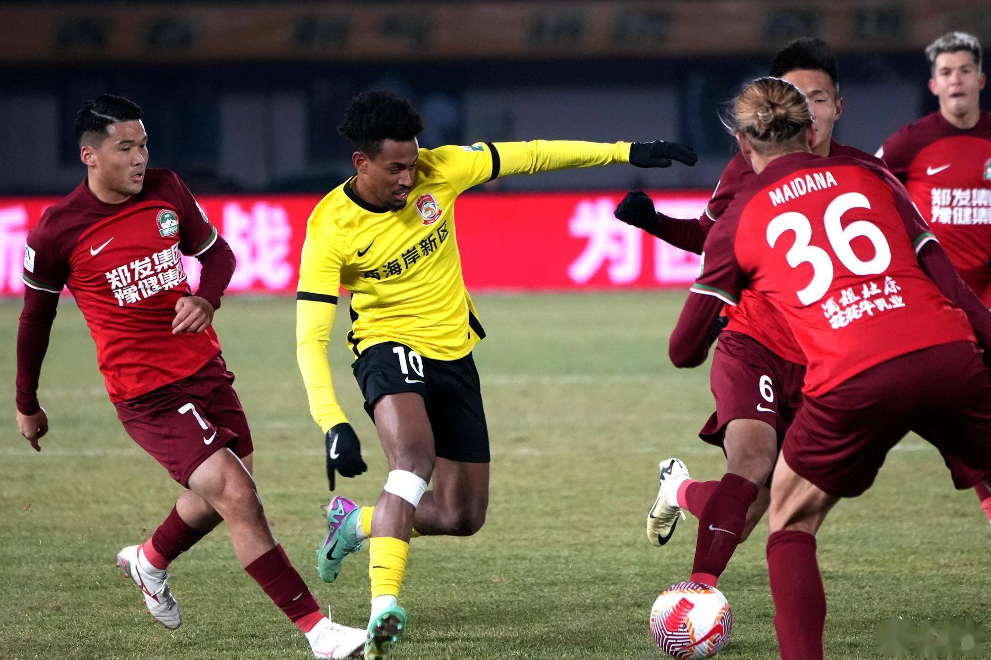 超万人到场观赛雷文杰破门青岛西海岸取得队史中超首个积分