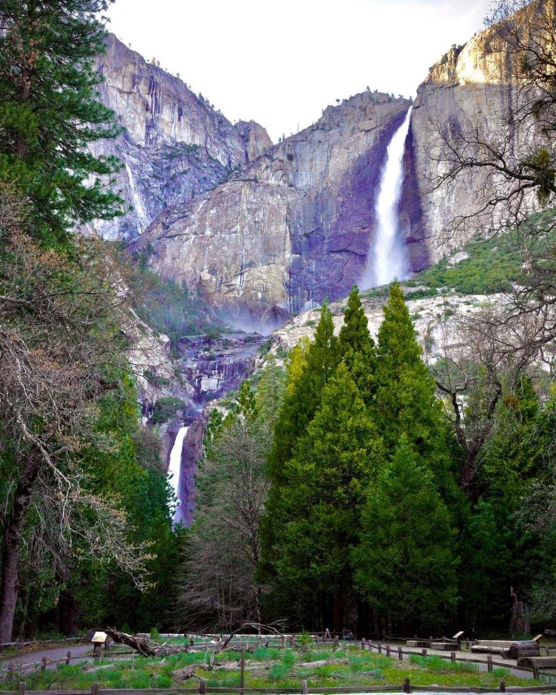 (图源:unsplash 版权属于原作者)漫步前往mirror lake/upper yosemite