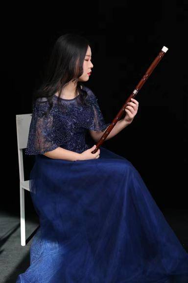 戏曲学院附中,师从于艾鸿波老师,后考入中央音乐学院,师从范临风老师