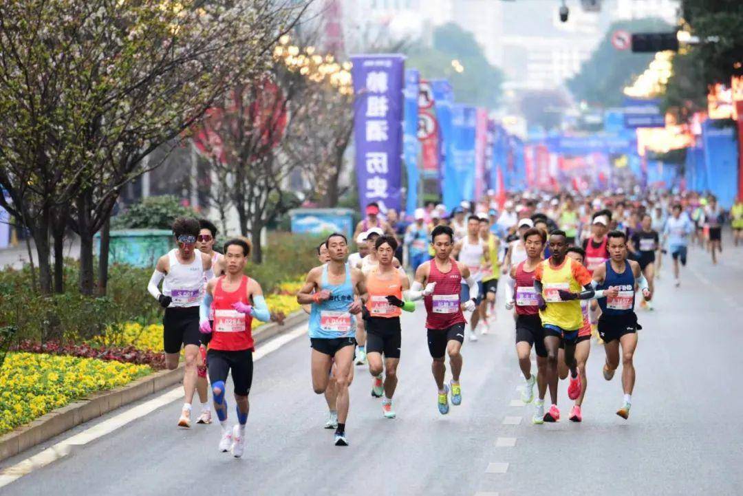 【2024万峰林马拉松】2024万峰林马拉松赛鸣枪开跑
