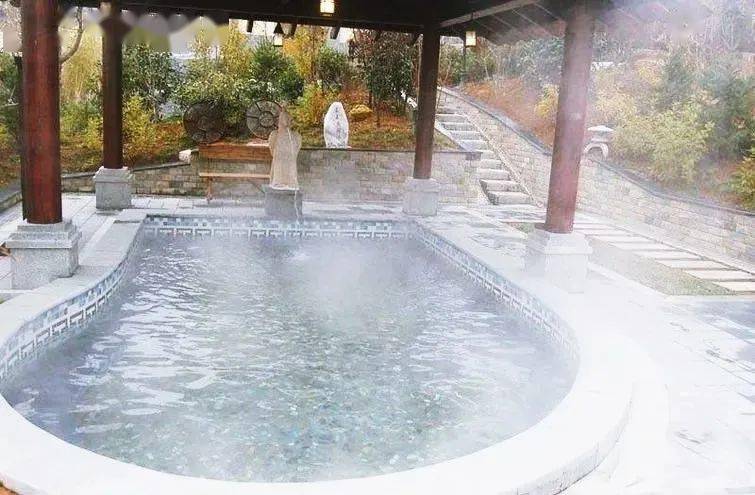 汤峪温泉水质温和出水温度高达65摄氏度富含硅,钾,钙等20多种矿物质及