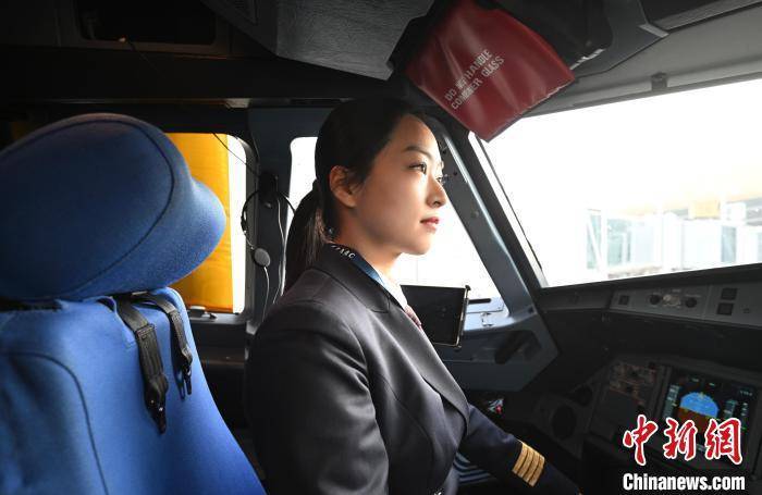 她毕业于南京航空航天大学,2018年进入东航正式成为一名飞行员,如今