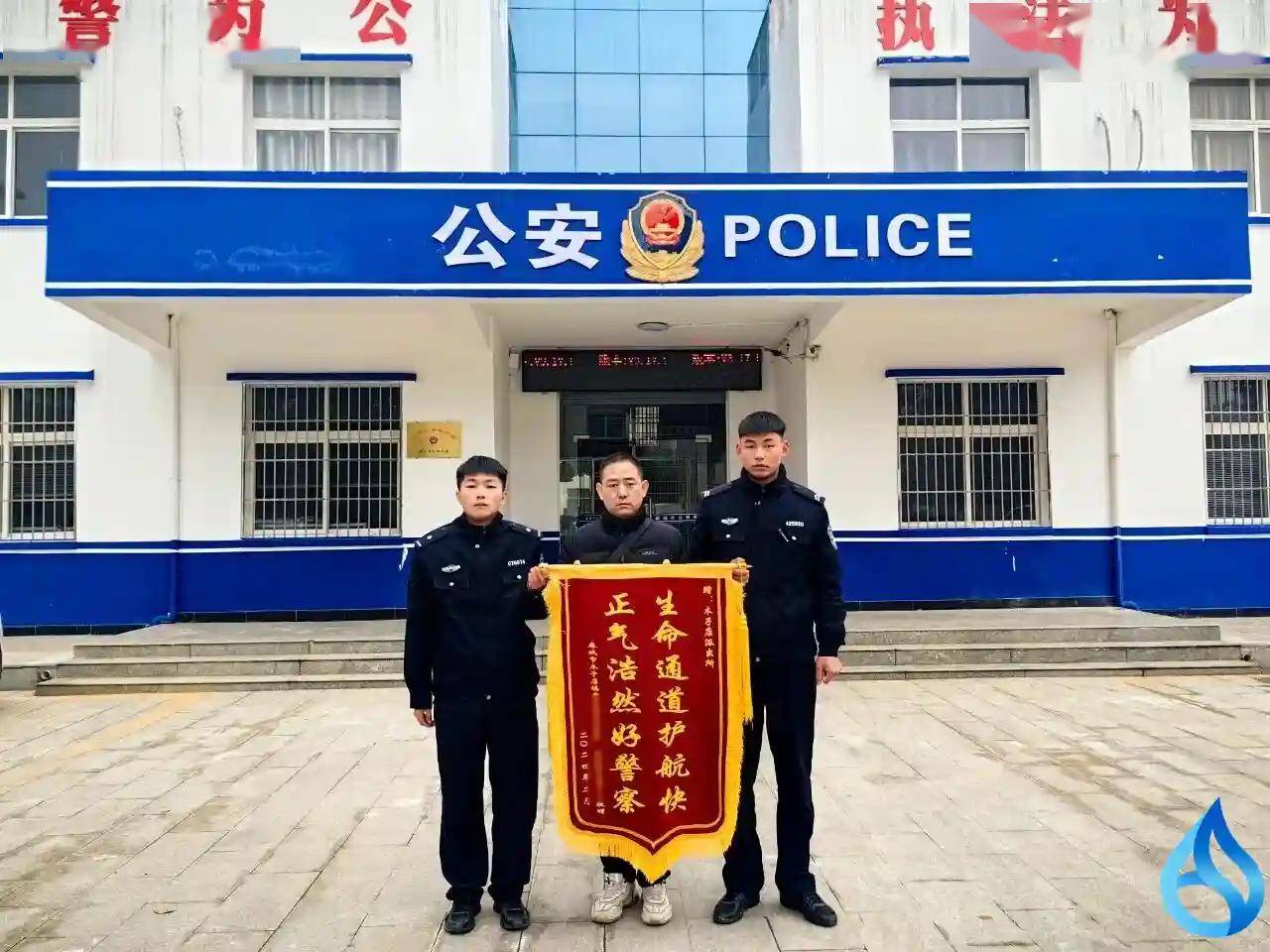 麻城闪警灯鸣警笛打通生命通道