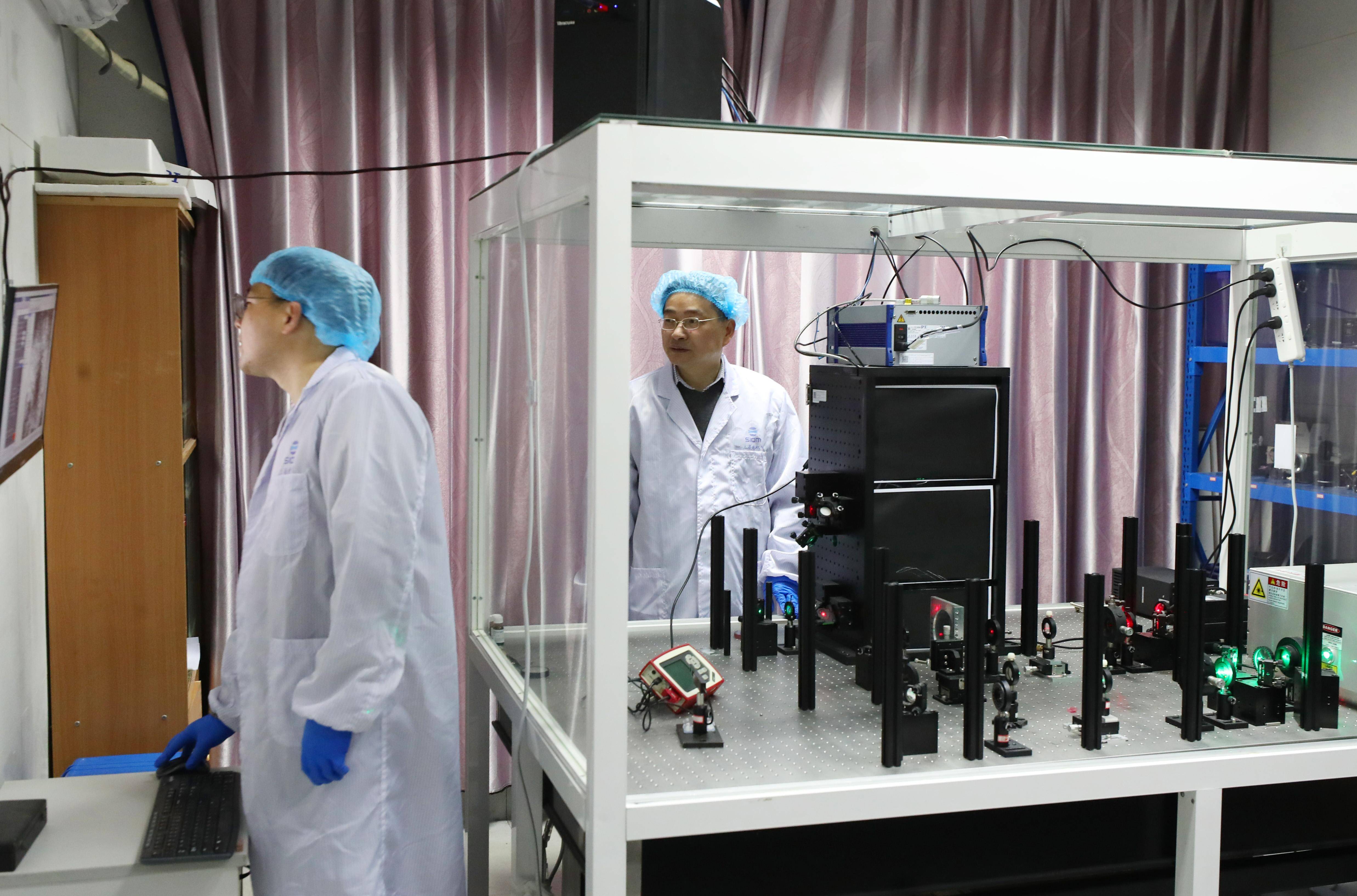 阮昊研究员(右)和赵苗博士(左)在上海光机所光学实验室,利用国际首创