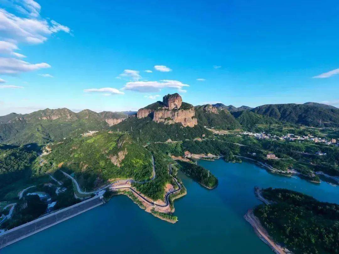 据悉,洞头推出了一季度三大国有景区门票5折优惠,所有游客均可在望海