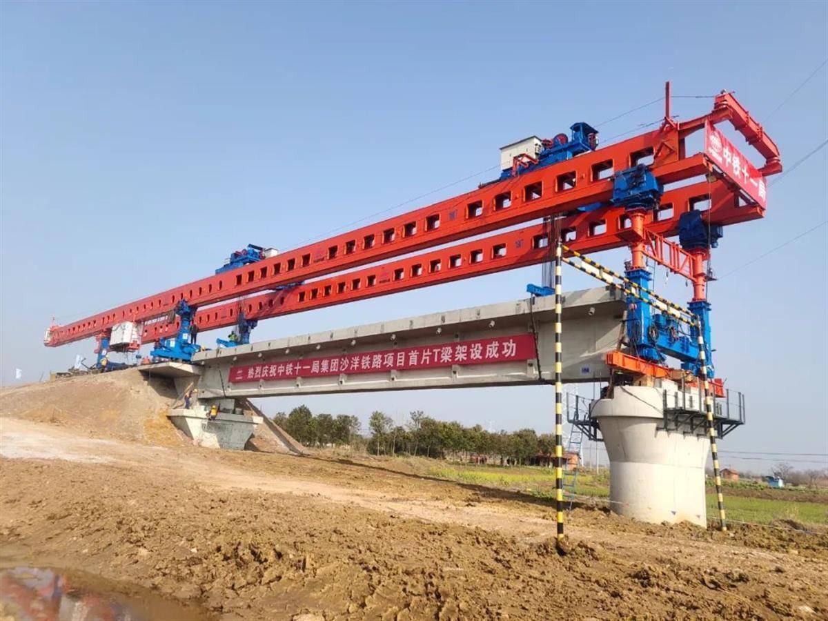 谢安平)3月3日上午9时,沙洋港疏港铁路工程跨西荆河特大桥施工现场