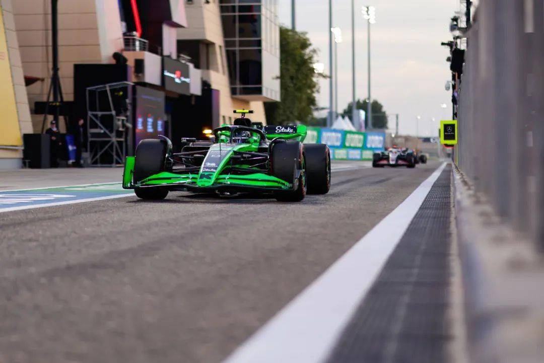 f1新赛季起跑,赛场内外"中国周"忙并期待着_周冠宇_赛车_测试