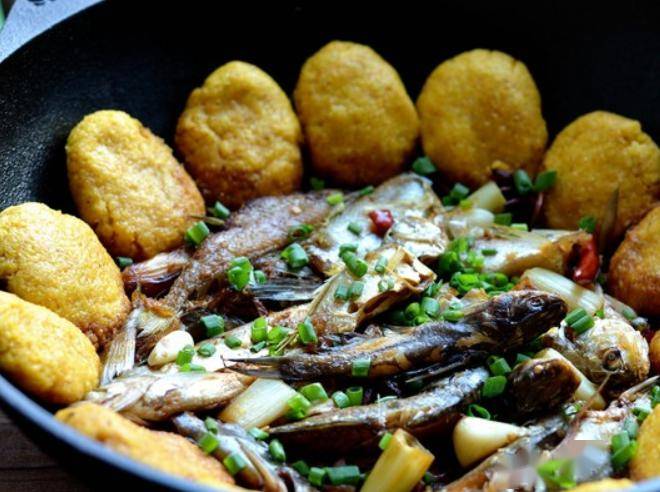 买上2,3斤开河鲫鱼,或者一斤豪根麦穗,在铁锅上熬上鲫鱼或者豪根麦穗